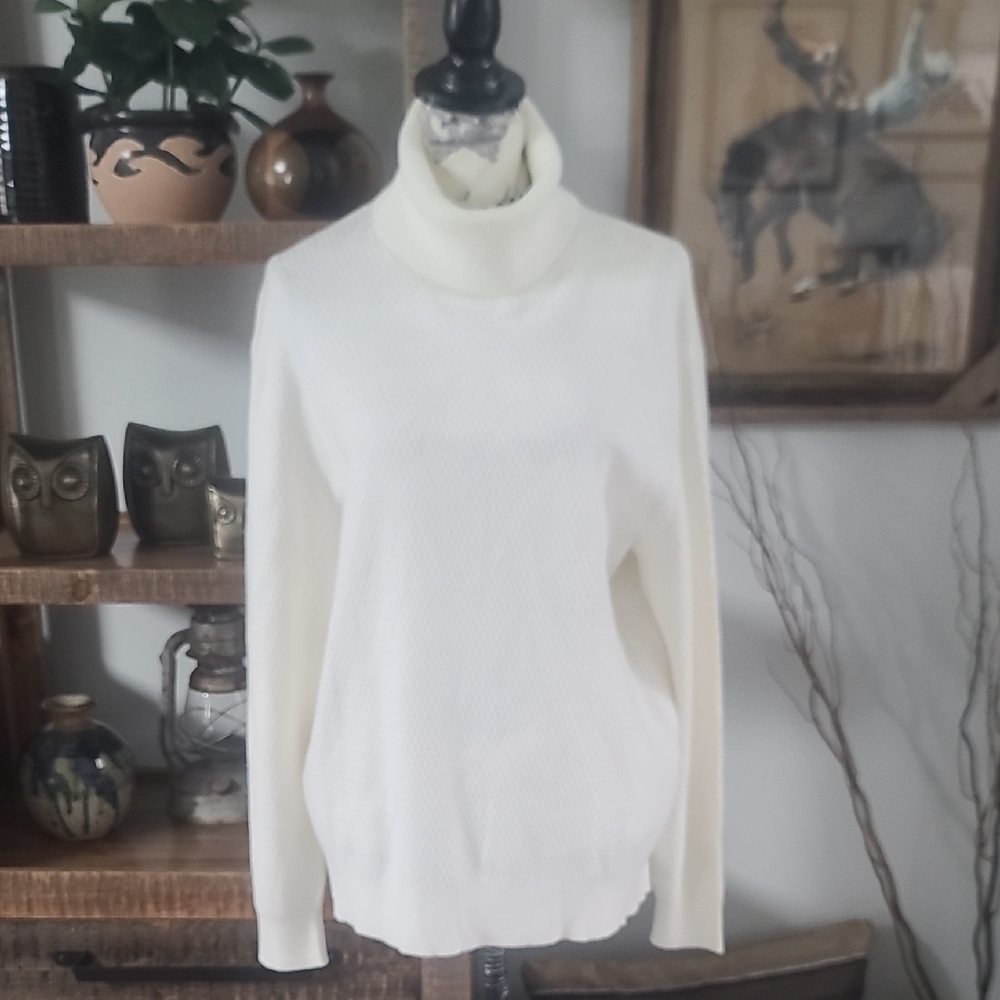 Classic Women's Turtleneck Sweater - Ivory